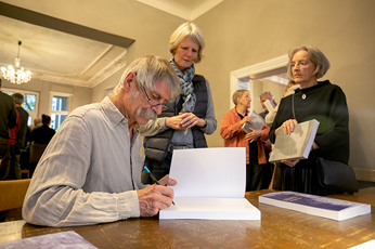 08 Buchpremiere_MH_signiert